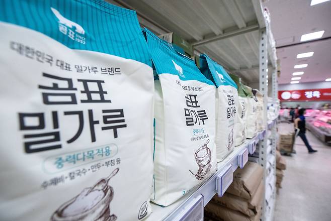 서울의 한 대형마트에 진열된 대한제분 밀가루 제품의 모습. / 뉴스1