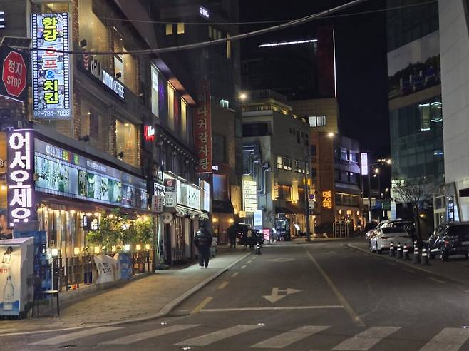 지난 8일 저녁 서울 용산구 일대의 식당가가 한산한 모습을 보이고 있다. 사진=서지윤 기자