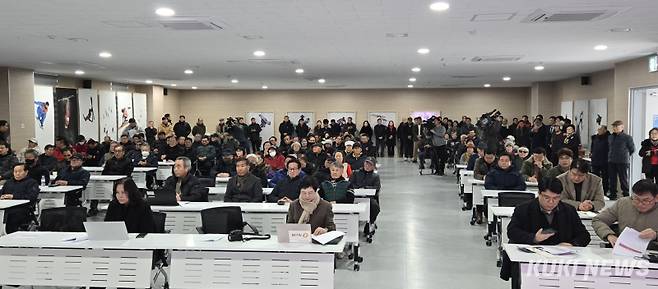 ▲심재국 평창군수가 2018평창동계올림픽 개최 8주년을 맞은 9일 오후 올림픽의 상징적 공간인 대관령면 평창올림픽플라자에서 기자회견을 열어 제9회 평창군수 선거에 공식 출마를 선언하고 있다.