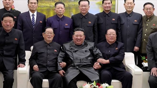 김정은 북한 국무위원장이 지난 8일 국방성을 축하 방문해 건군절 기념행사에 초청된 제대장령들을 만나 기념사진을 찍었다고 조선중앙TV가 9일 보도했다. 연합뉴스