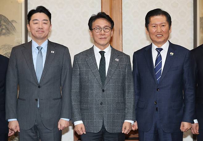 8일 서울 종로구 삼청동 총리공관에서 열린 고위당정협의회에서 강훈식 대통령 비서실장(왼쪽), 김민석 국무총리(가운데) 정청래 더불어민주당 대표(오른쪽)가 기념 촬영하고 있다. ⓒ연합뉴스