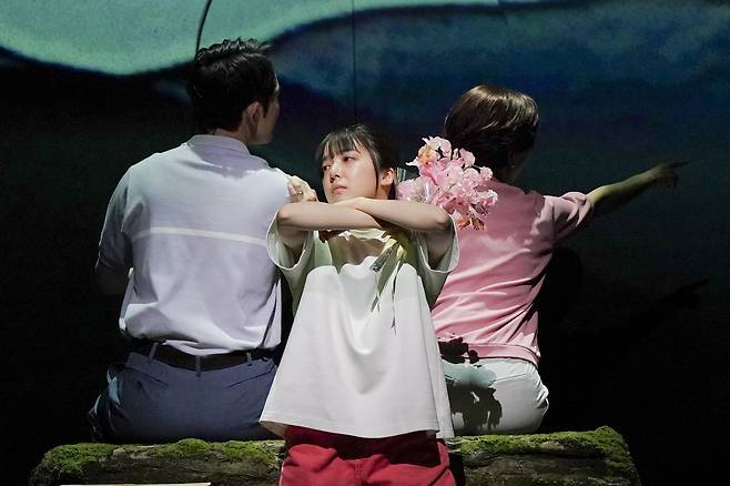 공연 ‘센과 치히로의 행방불명’ 오리지널 투어 장면들. 하쿠의 비행 장면과 거대해진 가오나시 등 원작 애니메이션의 세계를 무대에서 구현했다. 사진제공|ⓒ TOHO