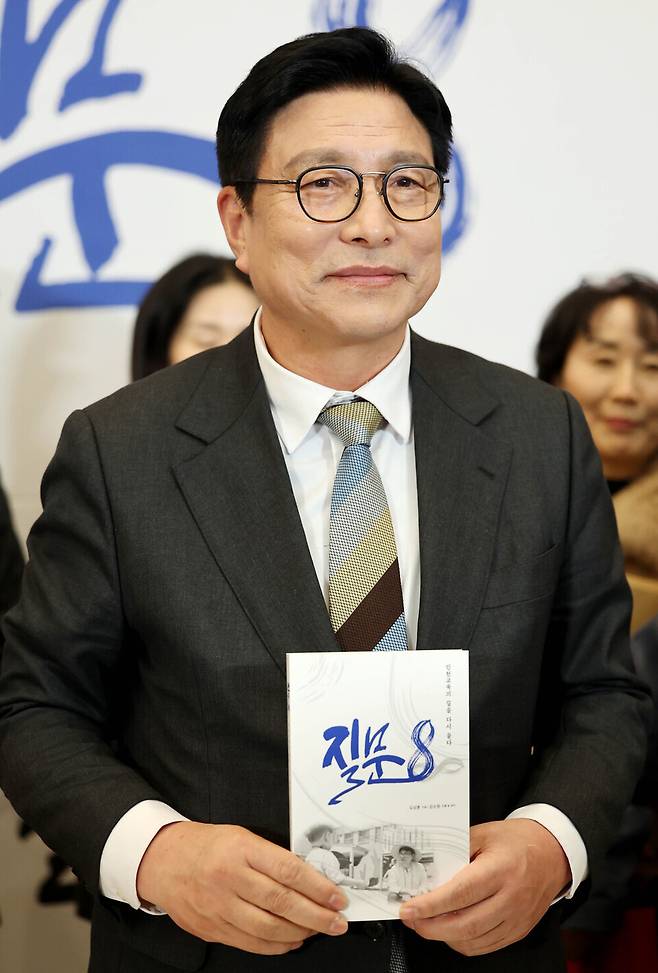 ▲ 10일 인천 연수구 송도 컨벤시아 프리미엄볼륨에서 열린 <질문 8> 출판기념회에서 도성훈 인천시교육감이 저서를 선보이고 있다. /양진수 기자 photosmith@incheonilbo.com