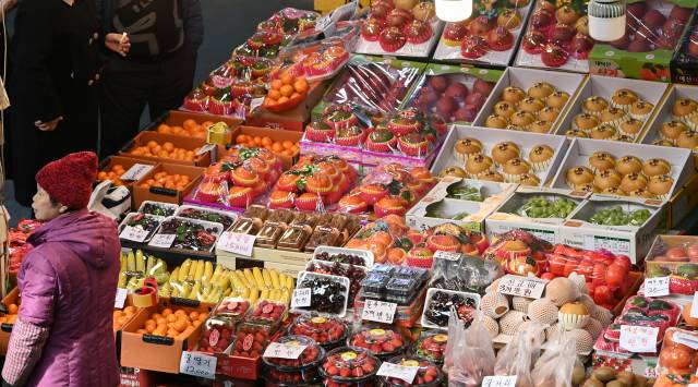 설 명절을 앞둔 5일 대전 유성구 노은농수산물도매시장 청과물동에서 시민들이 과일을 살펴보고 있다. 김주형 기자 kjh2667_@cctoday.co.kr