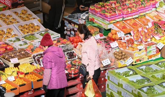 설 명절을 앞둔 5일 대전 유성구 노은농수산물도매시장 청과물동에서 시민들이 과일을 살펴보고 있다. 김주형 기자 kjh2667_@cctoday.co.kr