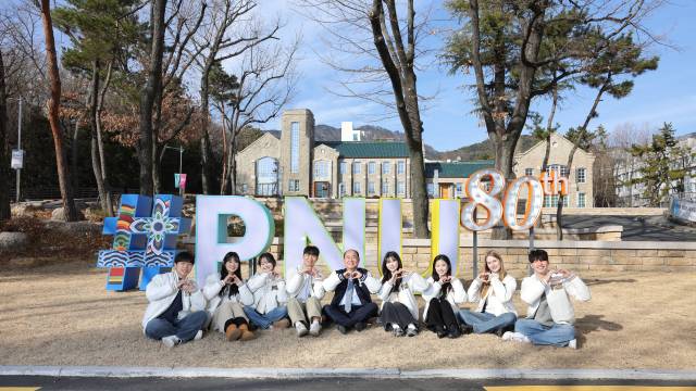 부산대학교 최재원 총장과 학생들이 부산대 부산캠퍼스에서 기념 사진을 촬영하고 있다. 부산대 제공