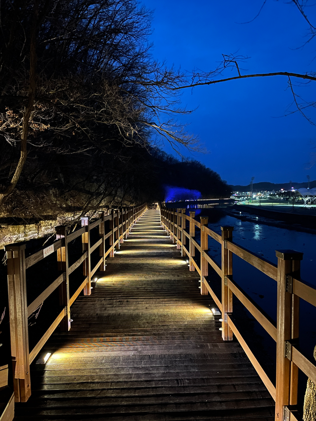 ▲ 경북 의성군 의성읍 남대천 둘레길 데크로드 구간에 야간 보행 조명이 설치돼 어둠 속에서도 보행 동선이 명확하게 확보된 산책 환경을 보여주고 있다. 의성군