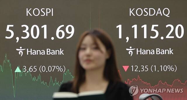 10일 서울 중구 하나은행 딜링룸 현황판에 코스피·코스닥 지수가 표시돼있다. 연합뉴스 제공