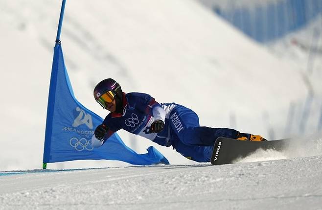 ▲8일 이탈리아 리비뇨 스노파크에서 열린 2026 밀라노·코르티나담페초 동계올림픽 남자 스노보드 평행대회 결승전에서 이번 대회 한국 선수단 첫 메달 주인공인 김상겸(하이원리조트) 선수가 설원을 질주하고 있다. 연합뉴스