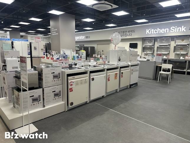 롯데하이마트 잠실점에서 주방가전과 싱크볼을 함께 판매하고 있다. / 사진=정혜인 기자 hij@