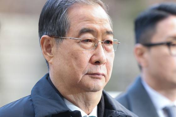 〈YONHAP PHOTO-4829〉 '내란 우두머리 방조 혐의' 한덕수 전 총리, 오늘 1심 선고 (서울=연합뉴스) 서대연 기자 = 내란 우두머리 방조 혐의를 받는 한덕수 전 국무총리가 21일 서울중앙지법에서 열린 1심 선고 공판에 출석하기 위해 법정으로 향하고 있다. 2026.1.21 dwise@yna.co.kr/2026-01-21 13:55:56/ 〈저작권자 ⓒ 1980-2026 ㈜연합뉴스. 무단 전재 재배포 금지, AI 학습 및 활용 금지〉