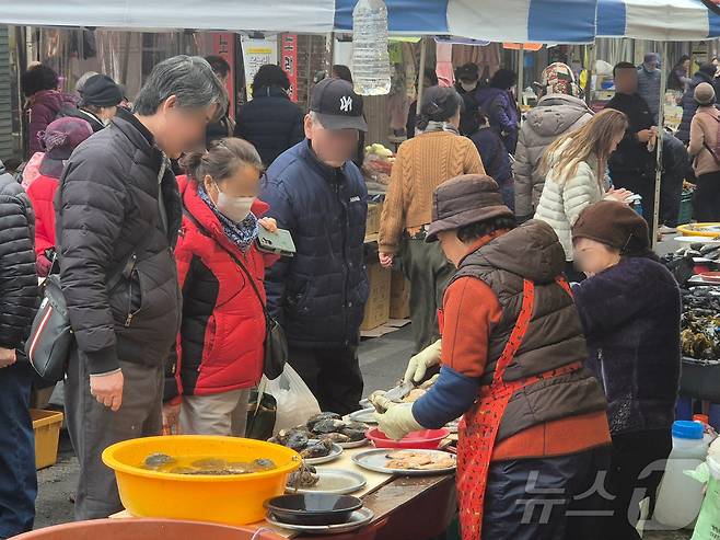 10일 울산 중구 태화시장에서 시민들이 수산물을 구매하고 있다.2026.2.10 ⓒ 뉴스1 박정현 기자
