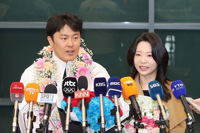 스노보드 은메달 김상겸(왼쪽)과 그의 아내 박한솔 씨. 사진 | 인천공항=연합뉴스