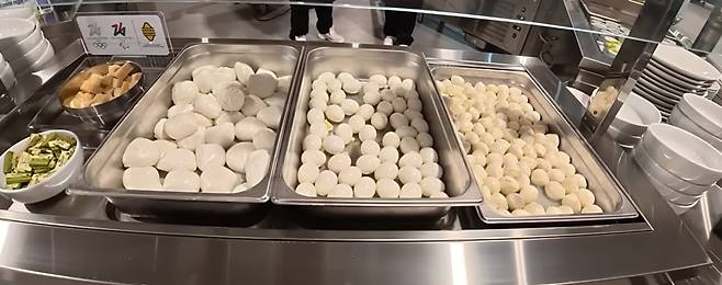 2026 밀라노 코르티나 동계올림픽 선수촌 식당에 제공된 음식. /유튜브 '꽉잡아 윤기'