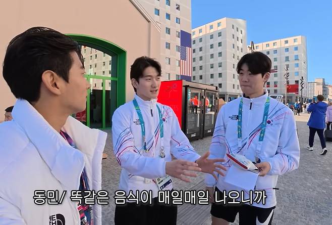 쇼트트랙 국가대표 신동민(가운데), 이준서가 밀라노 코르티나 동계올림픽 선수촌 식당에 대해 이야기하고 있다. /유튜브 '꽉잡아윤기'