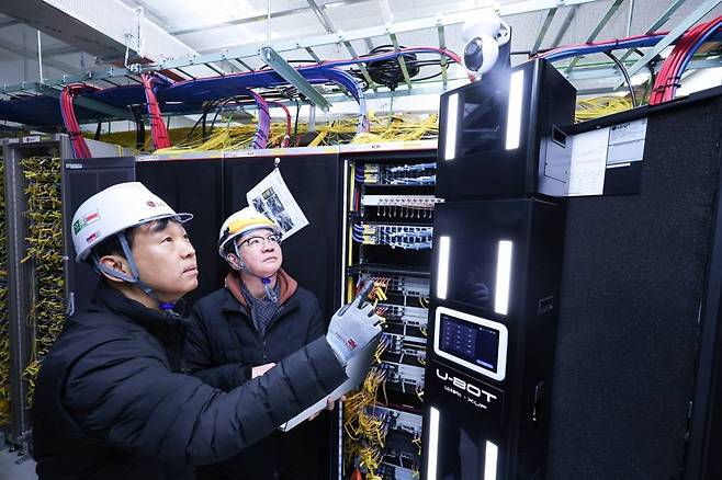 LG유플러스는 인공지능(AI) 에이전트와 디지털트윈 기반 기술을 상용망에 적용해 네트워크 운영 전반을 자율화하는 ‘자율 운영 네트워크’ 전략을 본격화한다고 10일 밝혔다. LG유플러스 제공