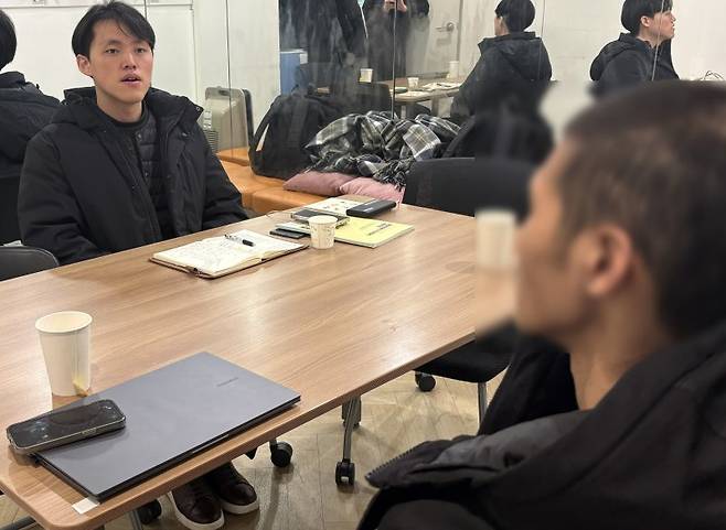 파이낸셜뉴스와 인터뷰하고 있는 조택희(가명·오른쪽 옆모습)씨.