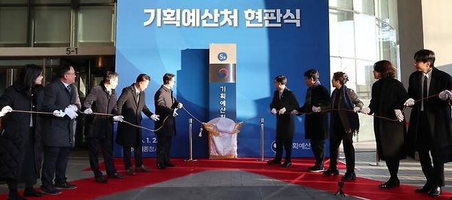 김민석 국무총리와 임기근 차관을 비롯한 기획예산처 공무원들이 지난달 2일 정부세종청사 5동에서 기획예산처 현판을 제막하고 있다. 연합뉴스