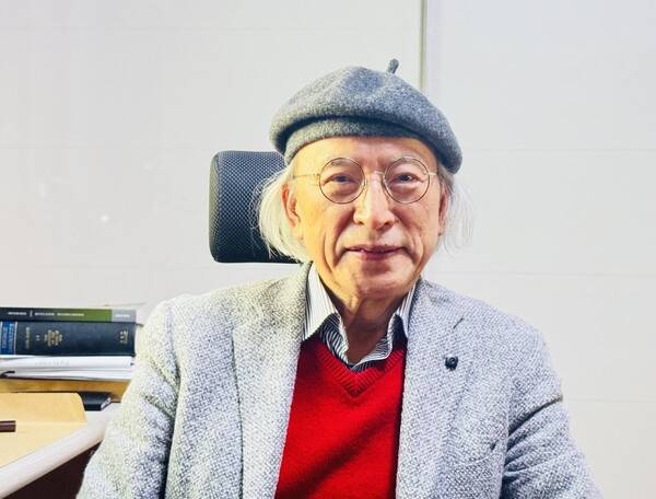 강영안 한동대 석좌교수가 한겨레와 인터뷰 뒤 사진을 찍고 있다. 강성만 선임기자