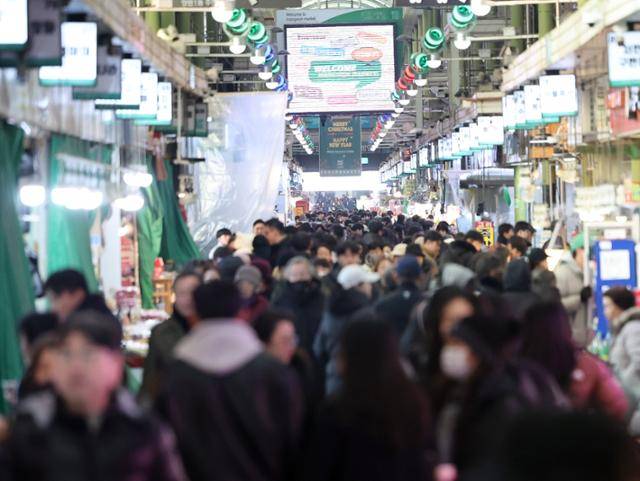설 명절을 앞둔 지난 1일 서울 마포구 망원시장에서 시민들이 장을 보고 있다. 뉴스1