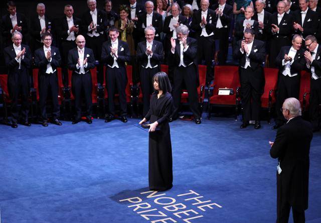 2024년 12월 10일 (현지시간) 스웨덴 스톡홀름 콘서트홀에서 열린 노벨상 시상식에서 스웨덴 칼 16세 구스타프 국왕으로부터 노벨 문학상을 수상한 한강 작가가 인사하고 있다. 스톡홀름 = 뉴스1