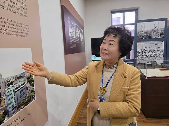 대구 중구 소속 수화골목문화해설사인 홍순덕(73)씨가 지난 9일 오후 제일교회에서 관광객들에게 역사 해설을 제공하고 있다. 대구=백경서 기자