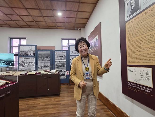 대구 중구 소속 수화골목문화해설사인 홍순덕(73)씨가 지난 9일 오후 제일교회에서 관광객들에게 역사 해설을 제공하고 있다. 대구=백경서 기자