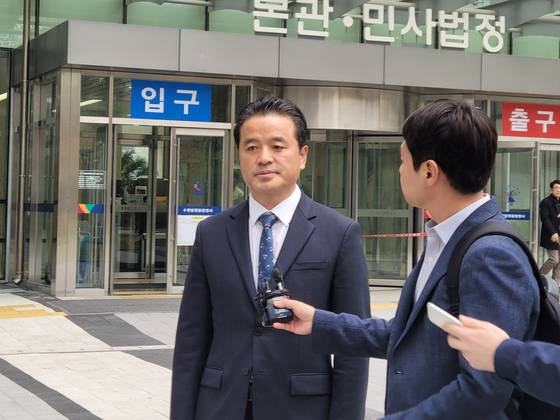 2023년 11월 1일 당시 더불어민주당 임종성 의원이 수원고법에서 열린 공직선거법 위반 항소심에서 당선무효형을 선고받은 뒤 굳은 얼굴로 법원 청사를 나서고 있다. 손성배 기자