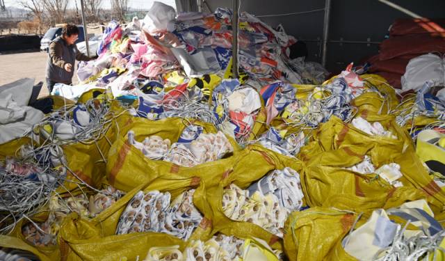 ▲ 9일 춘천 근화동에 철거된 불법 현수막들이 무더기로 쌓여 있다. 방도겸 기자