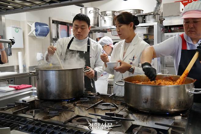 조은영 진천선수촌 영양사(가운데)와 김중현 조리장(왼쪽)이 지난 9일 이탈리아 밀라노 시내 남쪽의 로디 지역에 위치한 밀라노 급식 지원센터에서 완성된 음식의 간을 보고 있다. 밀라노|이정호기자