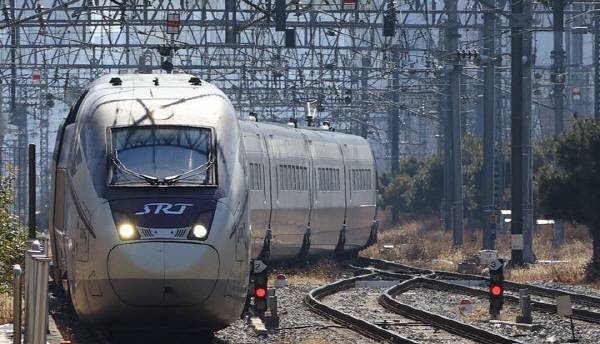 철도 운영사 통합을 위한 고속열차 교차 운행 시운전이 실시된 지난 2월 3일 서울역으로 SRT 열차가 들어오고 있다.