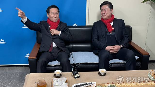 10일 인천 미추홀구청에서 열린 ‘2026년 미추홀구 연두방문’ 행사에서 유정복 인천시장(왼쪽)과 이영훈 구청장이 기자실을 찾아 담소를 나누고 있다. 노재영기자
