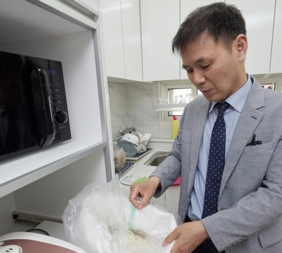 구매한 쌀을 무료 기숙사에 전달하는 김창완 교감. (사진=본인 제공)