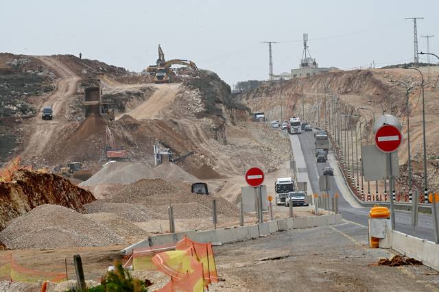 서안지구 도로망 확충 공사 : 9일 이스라엘 점령지인 요르단강 서안지구 오프라 정착촌 인근에서 유대인 정착촌을 연결하는 도로망 확충 공사가 진행되고 있다. UPI 연합뉴스