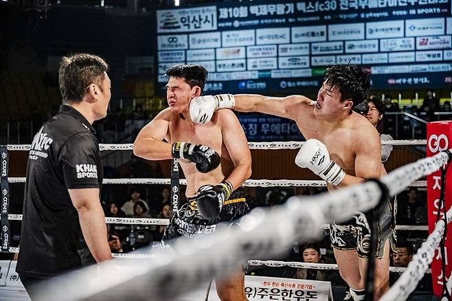 이준규(오른쪽)가 묵직한 라이트 단발을 상대 턱에 꽂고 있다.