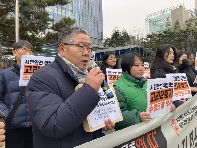 ▲10일 오전 서울행정법원 앞에서 열린 '고리2호기 수명연장 무효소송 소장 접수 기자회견'에 참석해 발언한 소송 대리인 이정일 변호사. ⓒ프레시안(손가영)