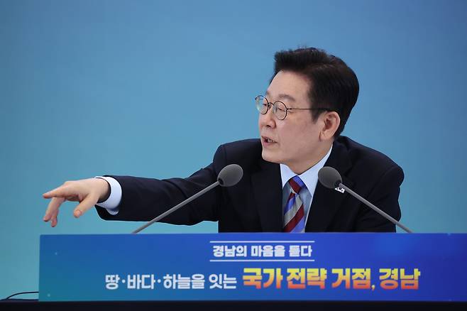 이재명 대통령이 지난 6일 창원 성산구 창원컨벤션센터에서 열린 ‘경남의 마음을 듣다’ 타운홀미팅 간담회에서 발언하고 있다. 연합뉴스
