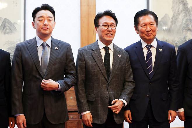 김민석(가운데) 국무총리와 정청래 더불어민주당 대표, 강훈식(왼쪽) 대통령비서실장이 8일 오후 서울 종로구 국무총리공관에서 열린 제6차 고위당정협의회에서 참석자들과 기념촬영을 하고 있다. 뉴시스