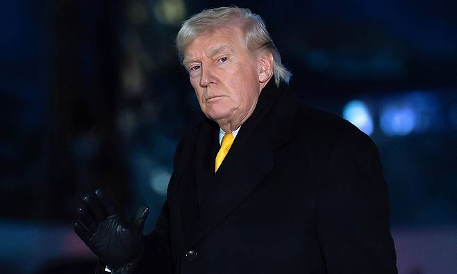 시큰둥 트럼프 미국 플로리다주 마러라고 별장에 머물다 9일(현지시간) 워싱턴 백악관에 돌아온 도널드 트럼프 대통령이 언론의 카메라를 향해 손을 들어보이고 있다. 트럼프 대통령은 한국과 일본의 대미 투자가 늦어지는 데 불만을 표하는 것으로 알려졌다. 워싱턴=AP연합뉴스