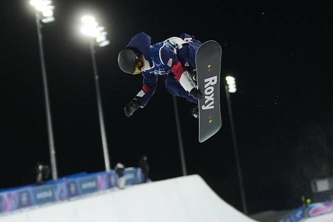 미국 스노보드 국가대표 클로이 김이 9일(한국시간) 이탈리아 리비뇨 스노파크에서 2026 밀라노·코르티나담페초 동계올림픽 여자 하프파이프 경기를 대비해 훈련하고 있다. 리비뇨 AP 연합뉴스