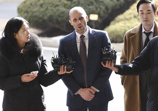 쿠팡의 대규모 개인정보 유출 사태에 대해 '셀프 조사'로 증거를 인멸한 혐의를 받는 해롤드 로저스 쿠팡 한국 임시 대표가 피의자 신분으로 조사를 받기 위해 1월30일 서울경찰청으로 출석하며 입장을 밝히고 있다. ⓒ 연합뉴스