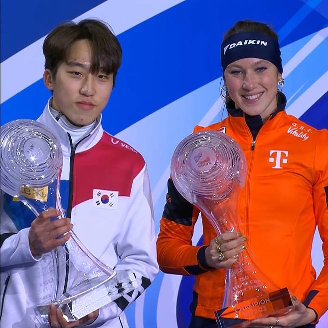 수자너 스휠팅(오른쪽)이 2022~2023시즌 ISU 월드컵시리즈(현 월드 투어) 여자부 종합우승을 차지한 뒤 남자부 종합우승자 박지원(서울시청)과 기념촬영을 하고 있다. 사진출처|ISU 공식 홈페이지 캡처