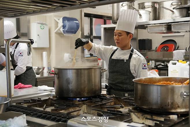 대표팀의 한식 도시락을 담당하는 조리사들이 지난 9일 이탈리아 밀라노 시내 남쪽의 로디 지역에 위치한 밀라노 급식 지원센터에서 선수들 도시락에 담을 음식을 만들고 있다. 밀라노|이정호기자
