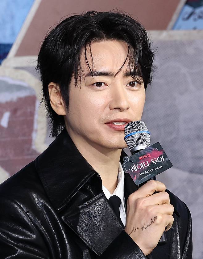 배우 이준혁이 10일 서울 중구 앰배서더서울풀만호텔에서 열린 넷플릭스 드라마 ‘레이디 두아’ 제작발표회에서 인사말을 하고 있다. 연합뉴스