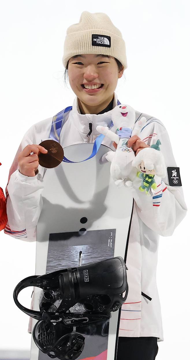 유승은이 10일 이탈리아 리비뇨 스노파크에서 열린 밀라노·코르티나담페초 올림픽 스노보드 여자 빅에어 시상식에서 동메달을 목에 걸고 환하게 웃고 있다. 연합뉴스