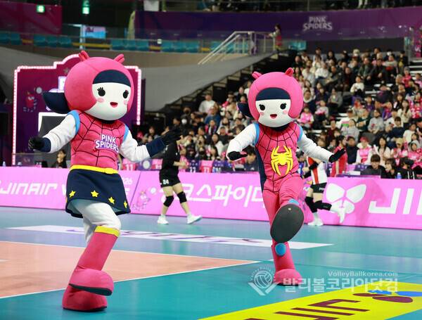 흥국생명, 설맞이 홈경기 이벤트 '올해도 흥국이 왔설' 개최...사진은 마스코트 댄스 이벤트 모습.