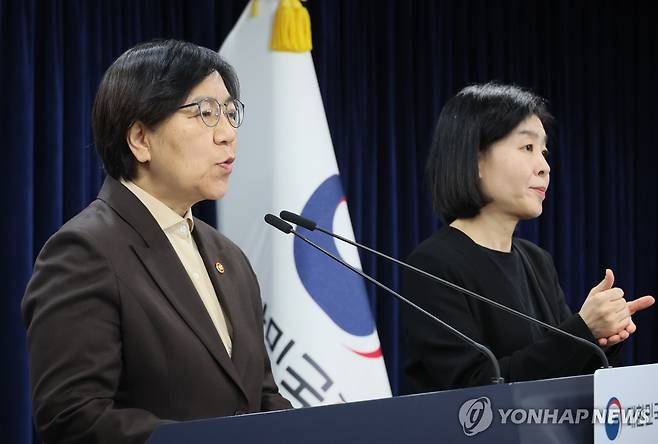 정은경 장관, 2027학년도 이후 의사인력 양성규모 브리핑 (서울=연합뉴스) 이정훈 기자 = 정은경 보건복지부 장관이 10일 서울 종로구 정부서울청사에서 2027학년도 이후 의사인력 양성규모 관련 브리핑을 하고 있다. 2026.2.10 uwg806@yna.co.kr