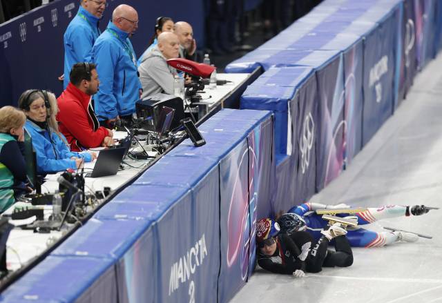 김길리가 10일 이탈리아 밀라노 아이스스케이팅 아레나에서 열린 2026 밀라노 동계 올림픽 쇼트트랙 혼성계주 준결승 도중 미국의 코린 스토더드를 피하지 못해 충돌한 뒤 넘어지고 있다. 연합뉴스
