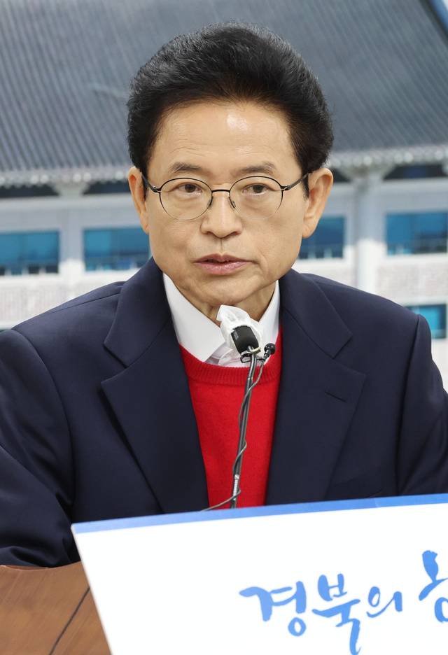 이철우 경북도지사가 11일 도청에서 대구경북 행정통합과 관련해 시도민께 드리는 말씀을 낭독한 후 기자들의 질의응답에 답변하고 있다. 경북도 제공.