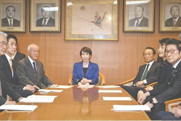 9일 도쿄 치요다 구 자민당 본부에서 열린 당 간부회의. 다카이치 총리 오른쪽은 아소 다로 부총재, 왼쪽은 스즈키 슌이치 간사장. 대승에 들뜬 모습을 보이지 않기 위해 표정관리를 하고 있다. 아사히신문 2월 10일